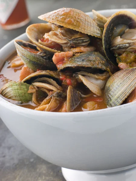 Bowl of Manhattan Clams with Hot Chilli Sauce — Stock Photo, Image