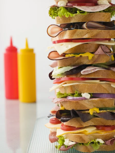 Dagwood wieża kanapkę z sosami — Zdjęcie stockowe