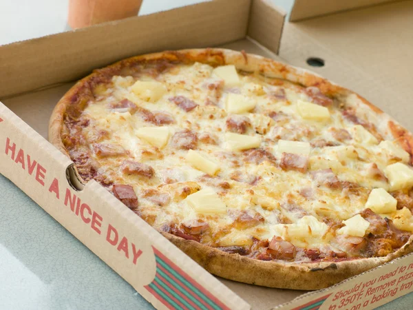 Jambon Pineapple Pizza Take Away Kutusunda — Stok fotoğraf