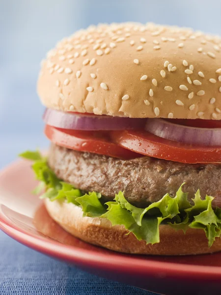 Rundvlees hamburger in een sesam zaad broodje — Stockfoto