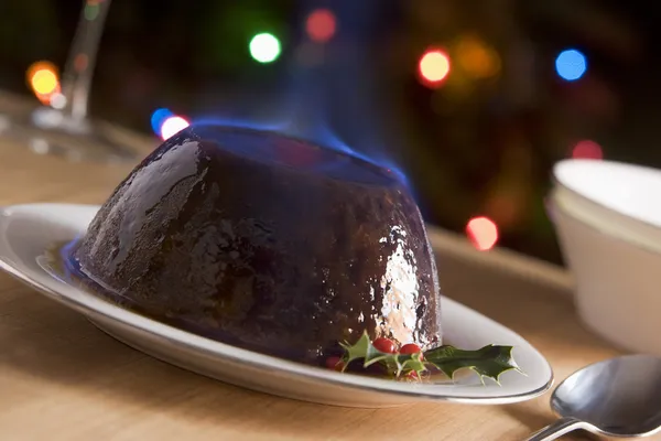 Christmas pudding met een brandewijn geflambeerd — Stockfoto