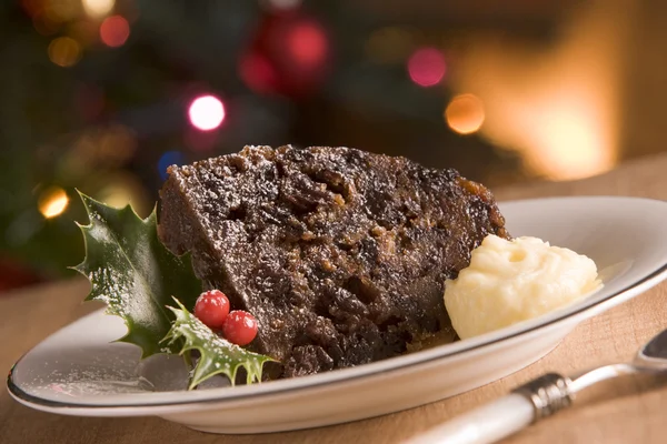 Gedeelte van christmas pudding met brandy boter — Stockfoto