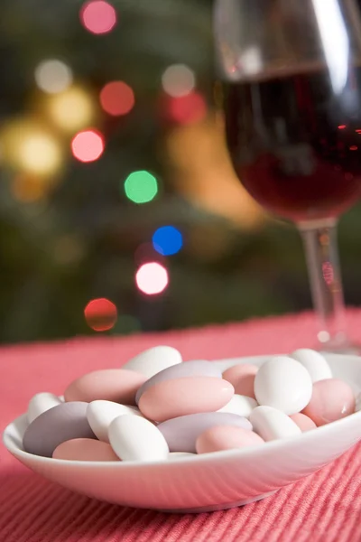 赤ワインと砂糖 アーモンドの皿 — ストック写真