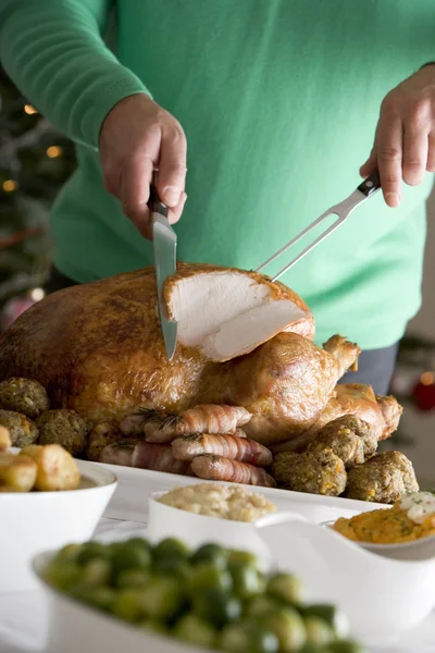 Carving jul stekt kalkon med alla tillbehör — Stockfoto