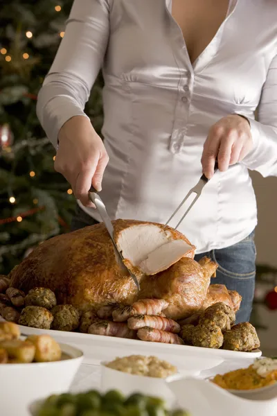 Carving Kerstmis Gebraden Kalkoen Met Alle Toeters Bellen — Stockfoto