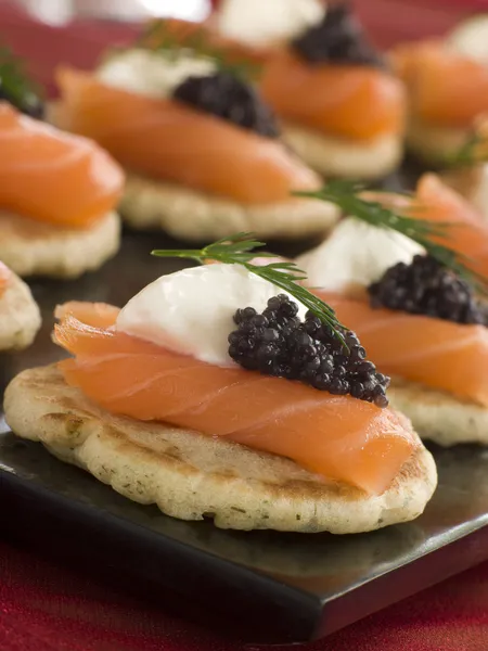 Canapé de salmón ahumado con crema agria y caviar —  Fotos de Stock