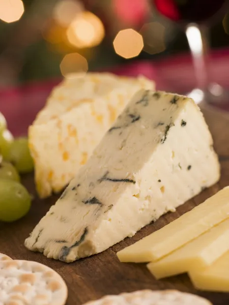 チーズ板クラッカーとブドウ — ストック写真