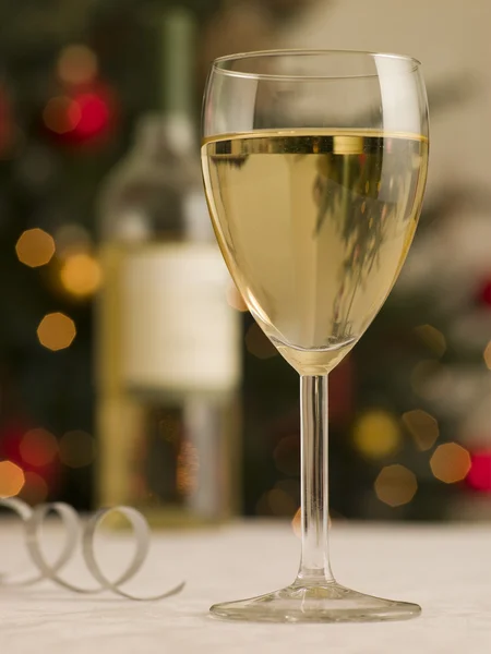 Glas und Flasche Weißwein — Stockfoto