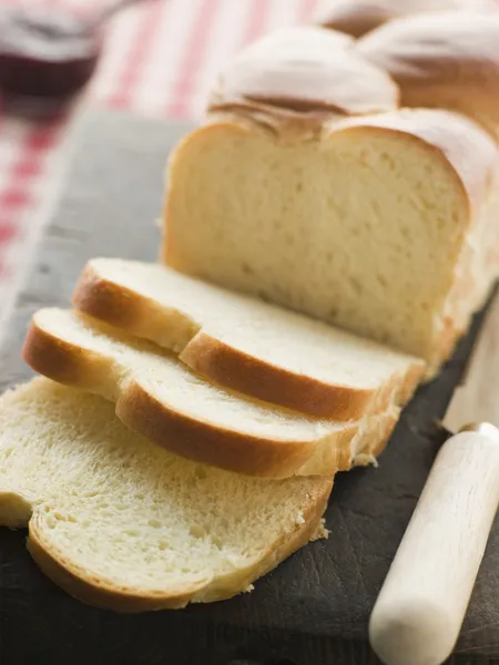 Briós Loaf Szeletelve Egy Vágódeszka — Stock Fotó