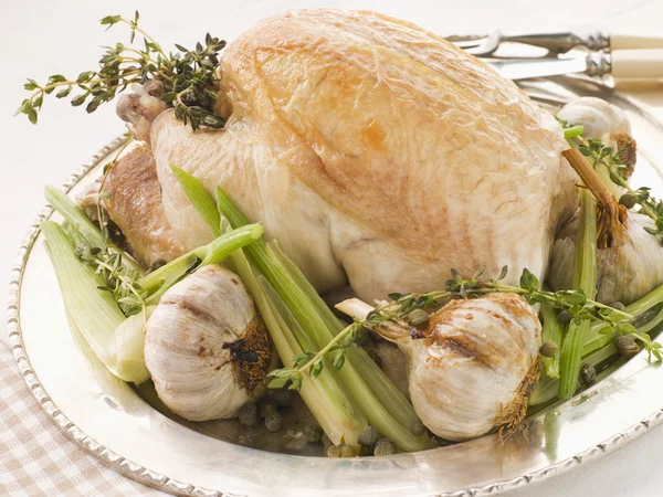 40 teentje knoflook geroosterde kip met baby voorjaar groenten — Stockfoto