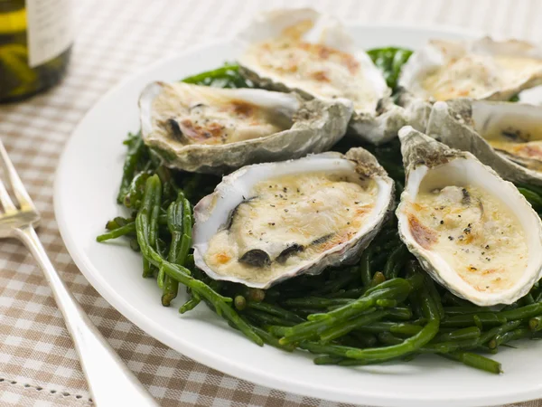 Grilled Oysters with Mornay Sauce on Samphire — Stock Photo, Image