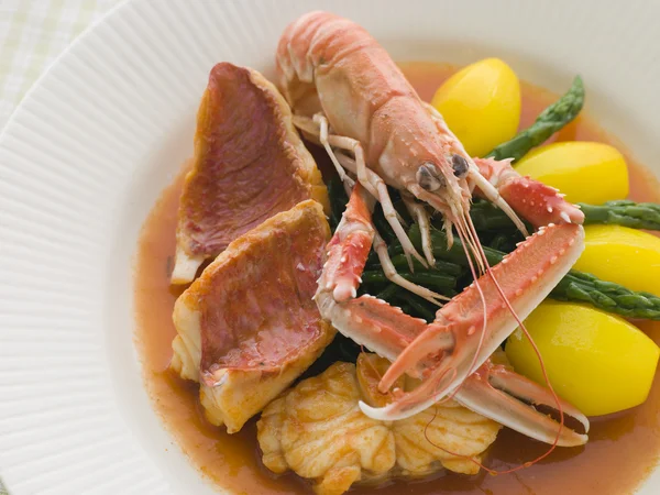 碗的马赛鱼汤的餐厅风格 — 图库照片