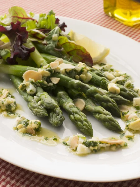 Lances d'asperges à la vinaigrette polonaise et feuilles de salade — Photo