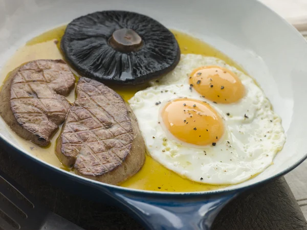 푸아그라 계란과 portabello 버섯 — 스톡 사진