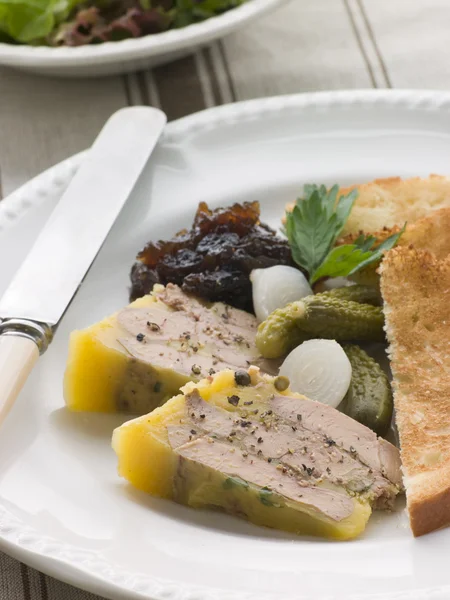 Pressen von Foie gras und grünen Pfefferkörnern mit Cornichons brio — Stockfoto