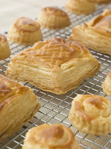 Selection of Vol au vents on a Cooling rack — Stock Photo, Image