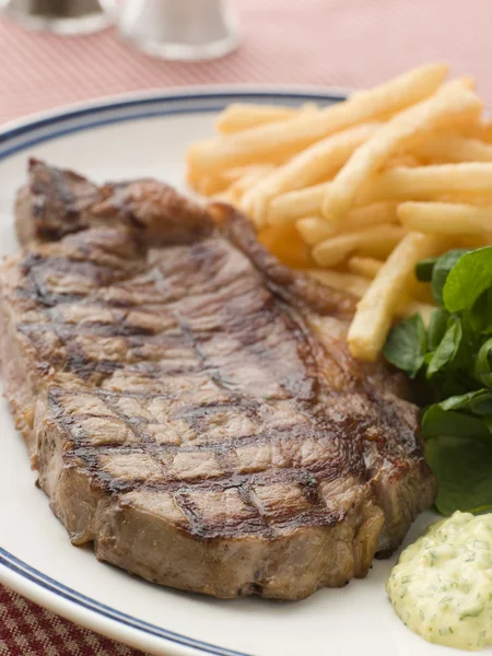 Steak Fritten mit Brunnenkresse und Barnaise-Sauce — Stockfoto