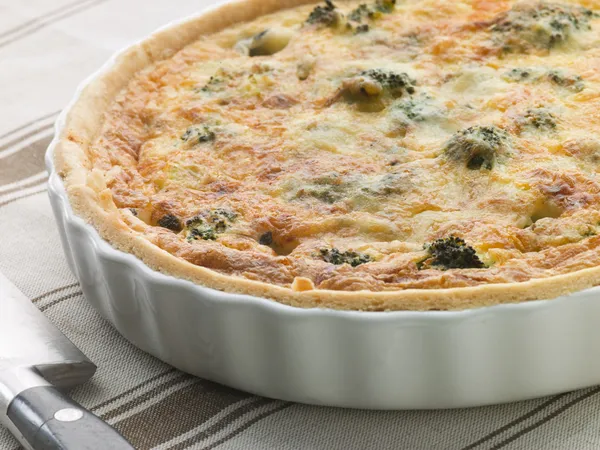 Broccoli och roquefort paj i en flan maträtt — Stockfoto