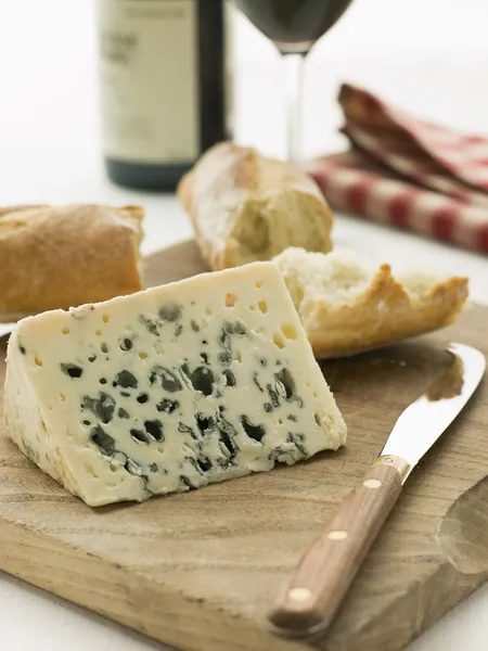Keil Aus Roquefort Käse Mit Rustikalem Baguette Und Rotwein — Stockfoto