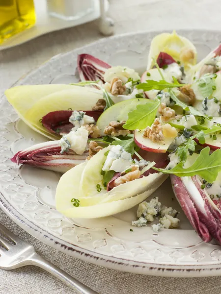 Salat aus Chicorée-Walnüssen und Apfel mit Roquefort-Vinaigrette — Stockfoto