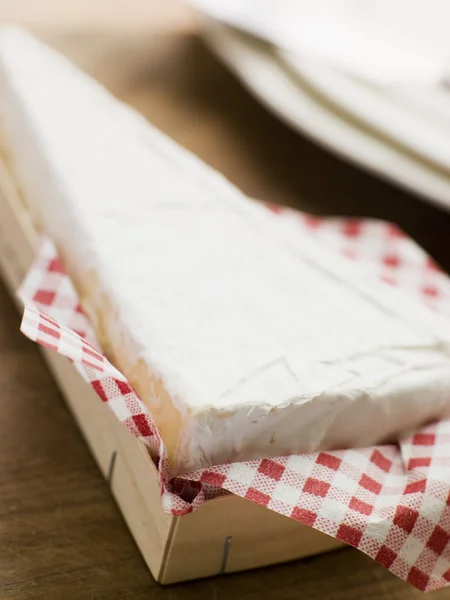 Cuña de Brie en una caja de madera — Foto de Stock