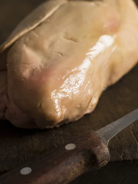 Kwab van foie gras op een snijplank — Stockfoto