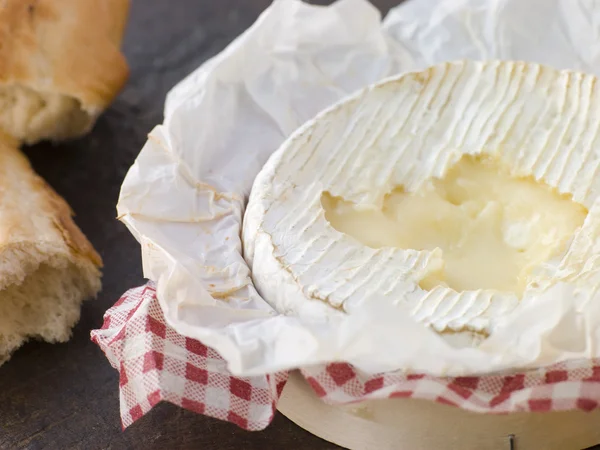 Gebackener Camembert mit knusprigem französischem Brot — Stockfoto