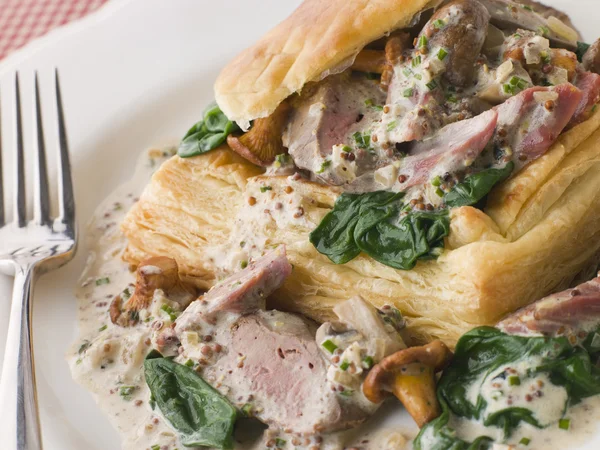 Chicken Livers Spinach and Girolle Mushrooms served in a Vol-au- — Stock Photo, Image