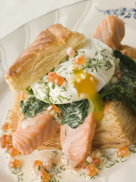 Smażone łososia szpinak i gotowany jaj w vol au upust przypadku wi — Zdjęcie stockowe