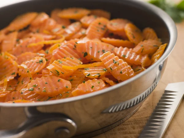 Klebrige Karotten in einer Pfanne anbraten — Stockfoto