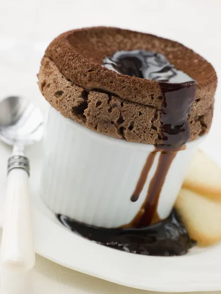 Horké Čokoládové soufflé s čokoládovou omáčkou a langue de chat bi — Stock fotografie