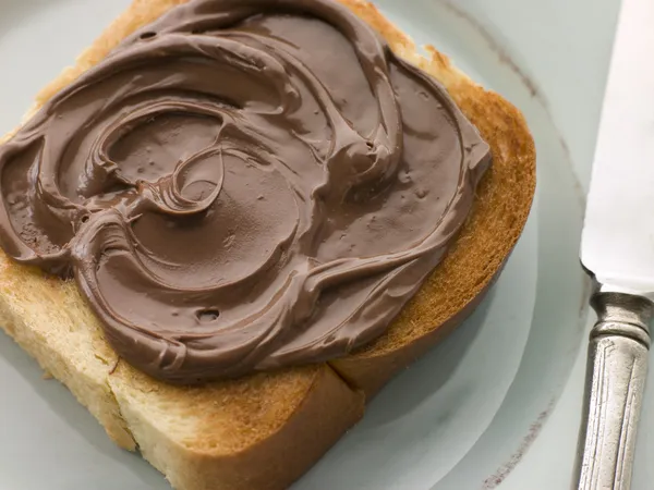 切片的烤奶油和巧克力的蔓延 — 图库照片