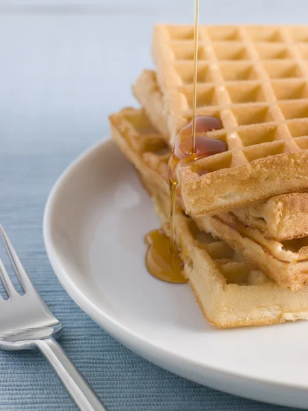 Waffle karamel şurup ile — Stok fotoğraf