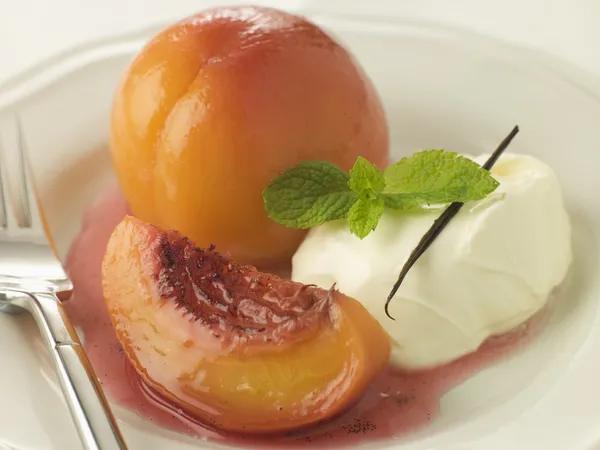 Persikor Pocherat Sauternes Med Crème Chantilly — Stockfoto