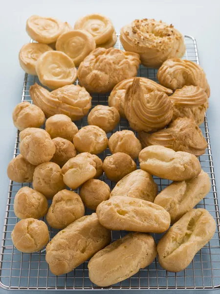 Seleção Choux Pastry Buns Uma Cremalheira Refrigeração — Fotografia de Stock