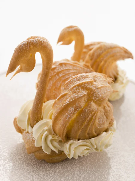 Dos cisnes Choux llenos de crema Chantilly — Foto de Stock