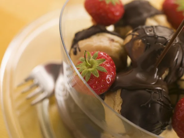 Schokoladenprofiteroles Mit Erdbeeren Und Schokoladensoße — Stockfoto