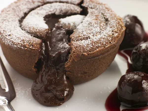 Pudding Aus Heißem Schokoladenfondant Mit Schwarzem Kirschsirup — Stockfoto