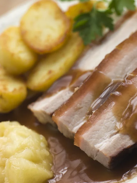 Geroosterde Belly Varkensvlees Met Appel Saus Gebakken Aardappelen — Stockfoto