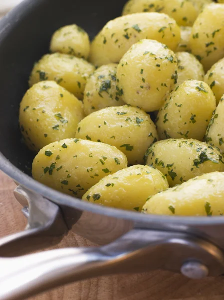 Batatas novas com manteiga com salsa — Fotografia de Stock