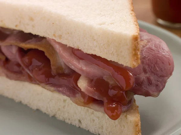 トマト ケチャップと白パンのベーコンのサンドイッチ — ストック写真