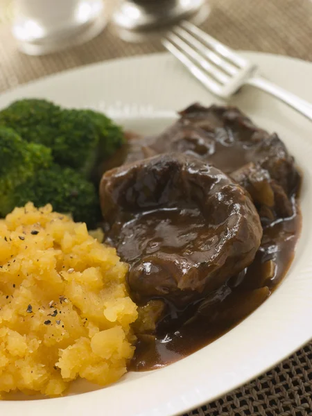 Shin of Beef Braised in Stout with Mashed Swede and Broccoli — Stock Photo, Image
