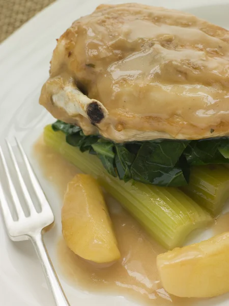 Στήθος κοτόπουλου και το σέλινο μαγειρεμένο σε σάλτσα μηλίτη — Φωτογραφία Αρχείου