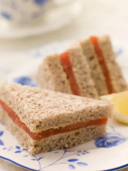 アフタヌーン ティーと茶色のパンにサーモン サンドイッチをスモーク — ストック写真