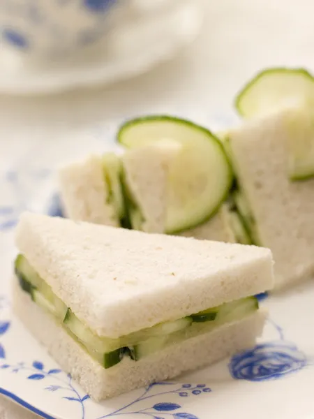 黄瓜三明治上白面包的下午茶 — 图库照片