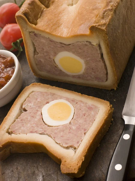 토마토 처트니와 함께 돼지고기와 계란 갈라 파이 — 스톡 사진