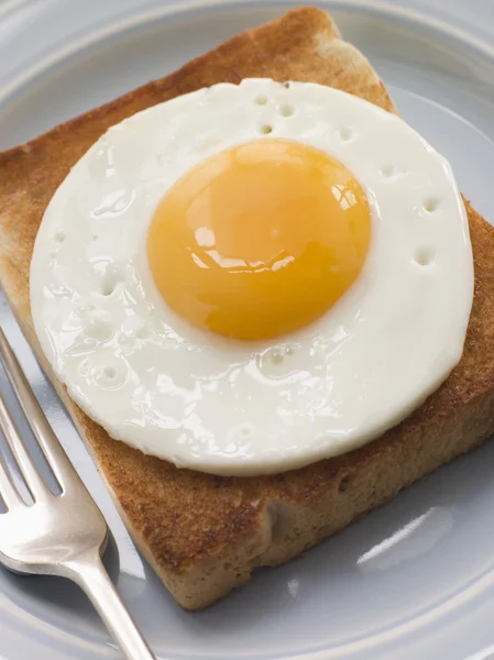 Huevo frito en tostadas blancas —  Fotos de Stock
