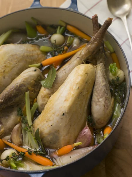 Pote assado Guiné galinha com legumes da primavera — Fotografia de Stock