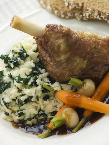 Slow Roasted Spring Lamb Shank with Colcannon and Soda Bread — Stock Photo, Image