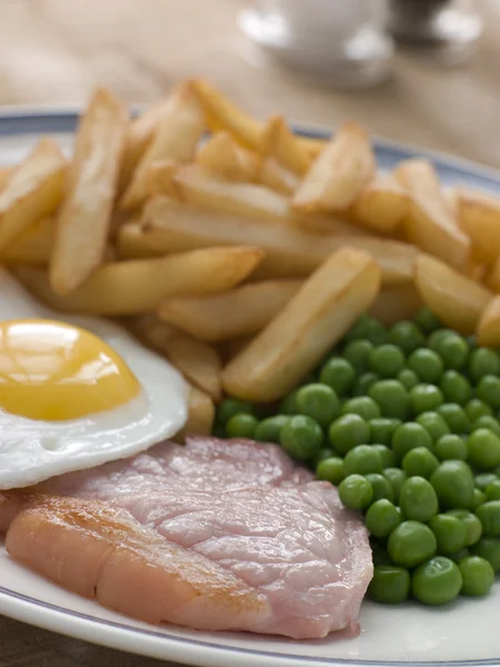 Gammon biff stekt ägg ärter och chips — Stockfoto